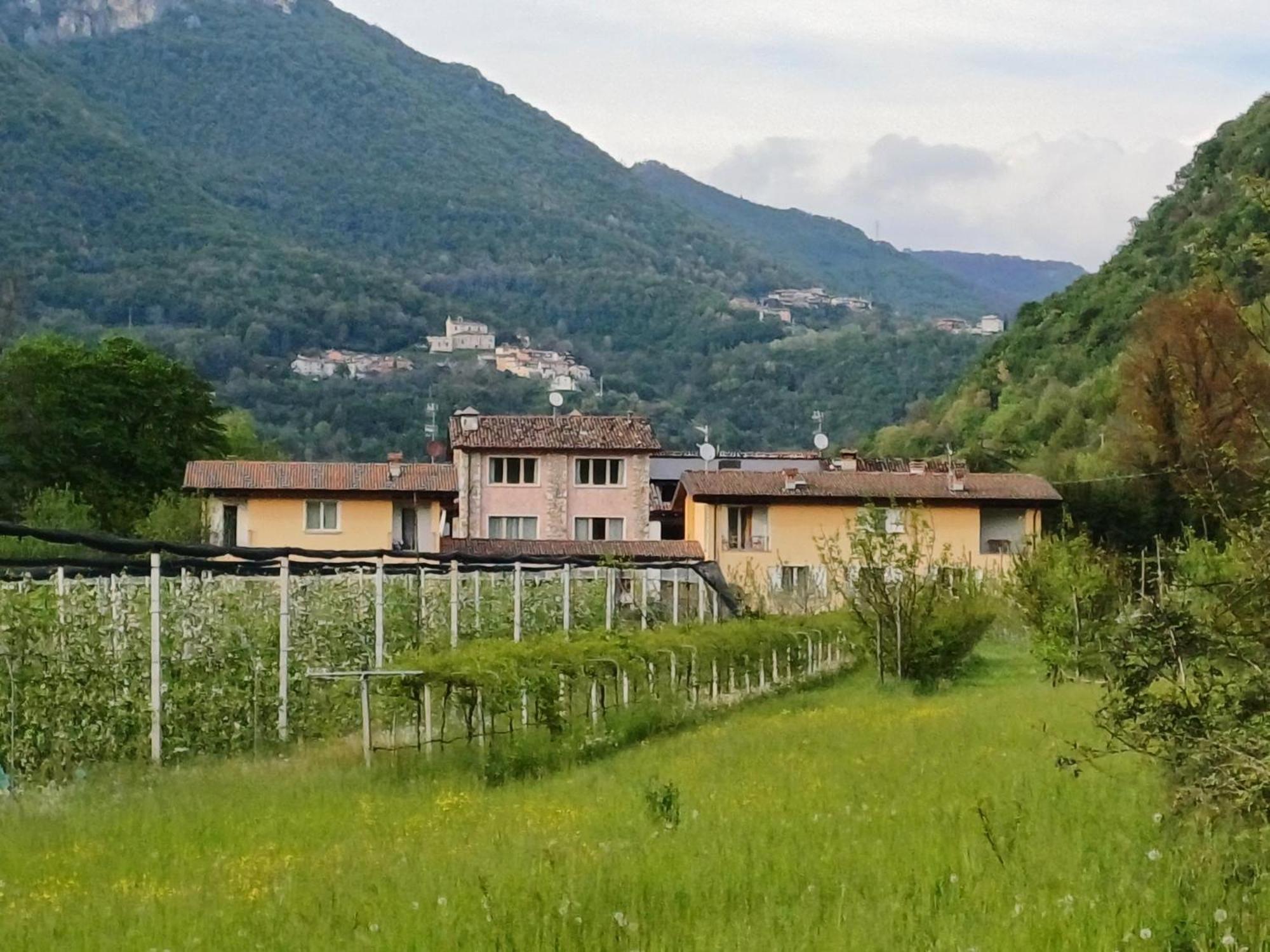 Cascina Legnago Bilocale A 6 Chilometri Da Salo' Lägenhet Villanuova sul clisi Exteriör bild